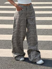 SHEIN EZwear Calça Denim Casual Feminina de Perna Larga com Bolsos e Estampa de Onça - Lavagem Média - Visão 5