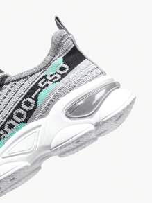 Chaussures de sport grises souples et respirantes en maille, polyvalentes et casual, parfaites pour la rentrée scolaire