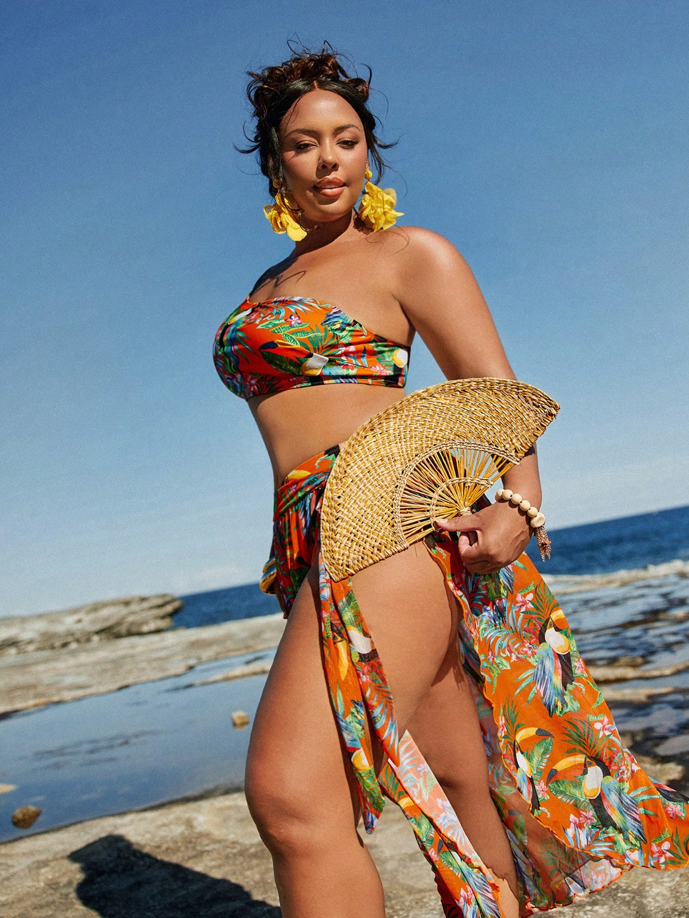 Travachic Conjunto de Maiô Bikini com 3 Peças, Decote Halter, Estampa de Papagaio e Planta Tropical, para Tamanhos Plus Size - Laranja Queimado - Visão 4