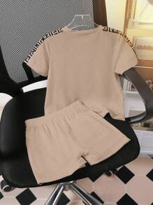 SHEIN 2pcs/Set Young Boy Casual Graphic T-Shirt And Shorts Set, Fashionable Colorblock Knitted Tee & Comfortable Shorts, Suitable For Traveling, Vacation In Summer