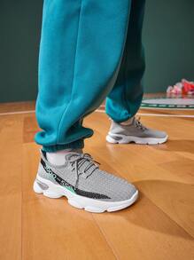 Chaussures de sport grises souples et respirantes en maille, polyvalentes et casual, parfaites pour la rentrée scolaire