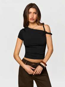 SHEIN BAE Camiseta ajustada de manga corta, de color negro sólido, con hombros descubiertos y un diseño asimétrico retorcido, de estilo simple y de moda callejera, adecuada para fiestas y salidas