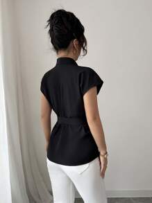 Calvaya Elegante e versatile blusa nera da donna a maniche corte con arricciatura frontale, retro lungo, con rifinizione in pizzo dorato e tessuto non elastico