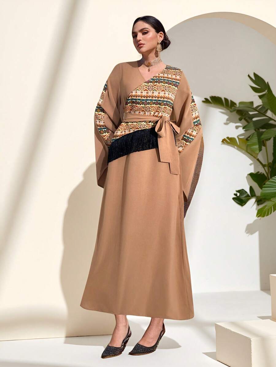 Al Najma 女士优雅印花拼布流苏细节喇叭袖连衣裙 - 卡其色 - 查看 1