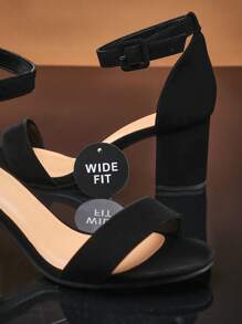 SHUZIA Elegante Damen-Sandalen mit Knöchelriemen, runder Zehenpartie und Blockabsatz in weiter Passform