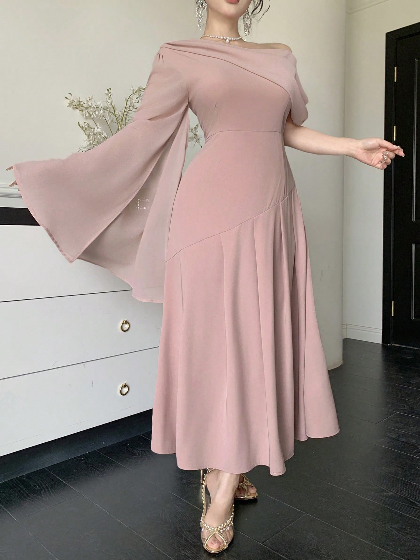 DAZY فستان نسائي أنيق بأكمام واسعة وياقة غير متماث...