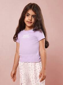 SUMWON Conjunto de conjunto de verano para niñas jóvenes con camiseta acanalada dulce "Amour Paris" y pantalón de carga floral, atuendo para tiempo libre y juego a juego