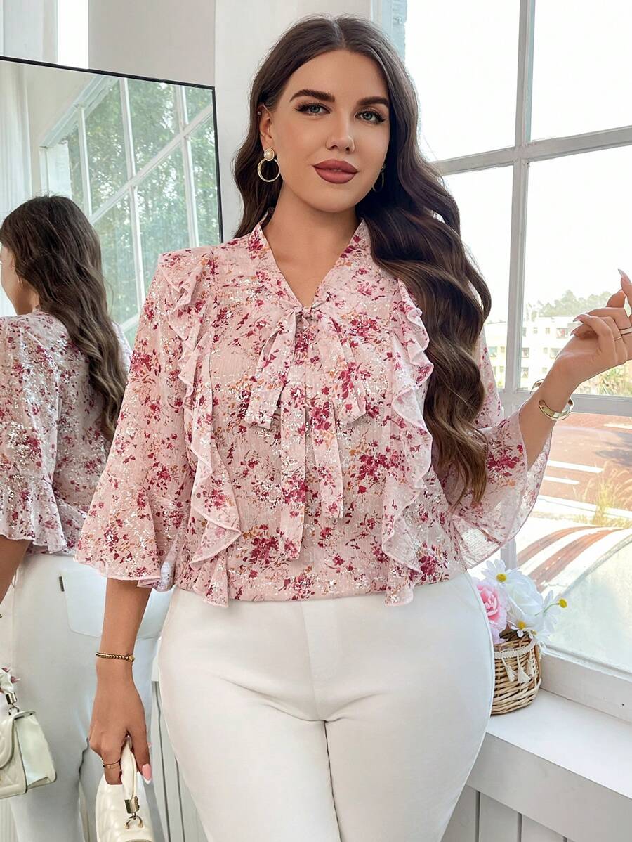 SHEIN Clasi Curve 大尺碼女款腮紅粉色秋季優雅浪漫正式婚禮晚宴 Ninang 亮面上衣,蝴蝶結荷葉邊短袖下擺收腰上衣 - 粉色 - 查看 1