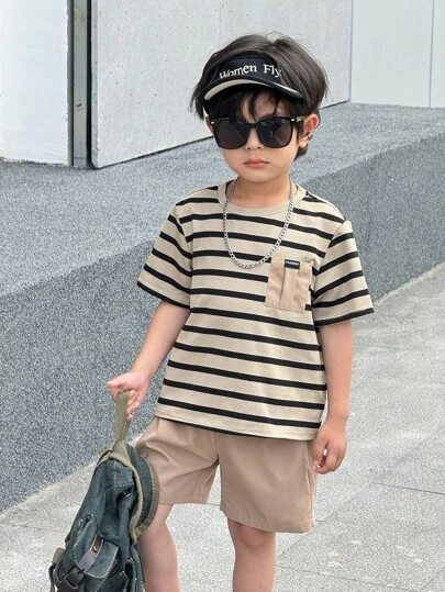SHEIN 2 件套年轻男童休闲舒适百搭条纹印花撞色口袋圆领短袖 T 恤和纯色短裤套装
