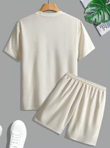 Manfinity Homme 男士休闲标语印花 T 恤和短裤套装，夏季 - 杏色 - 查看 2