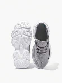 Chaussures de sport grises souples et respirantes en maille, polyvalentes et casual, parfaites pour la rentrée scolaire