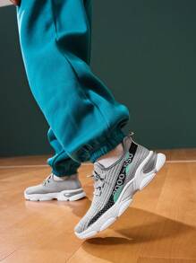 Chaussures de sport grises souples et respirantes en maille, polyvalentes et casual, parfaites pour la rentrée scolaire