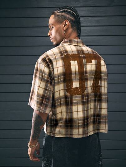 AXEPEAK Camisa casual de manga corta con cuello vuelto, estampado a cuadros y parches, de corte holgado, para hombres en tallas surtidas. Estilo urbano, emo.