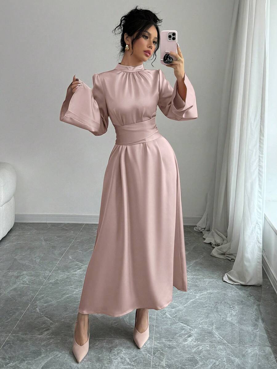 Selianne 女式纯色立领褶饰斜襟系腰喇叭袖长裙缎面女装 - 淺粉色 - 查看 1