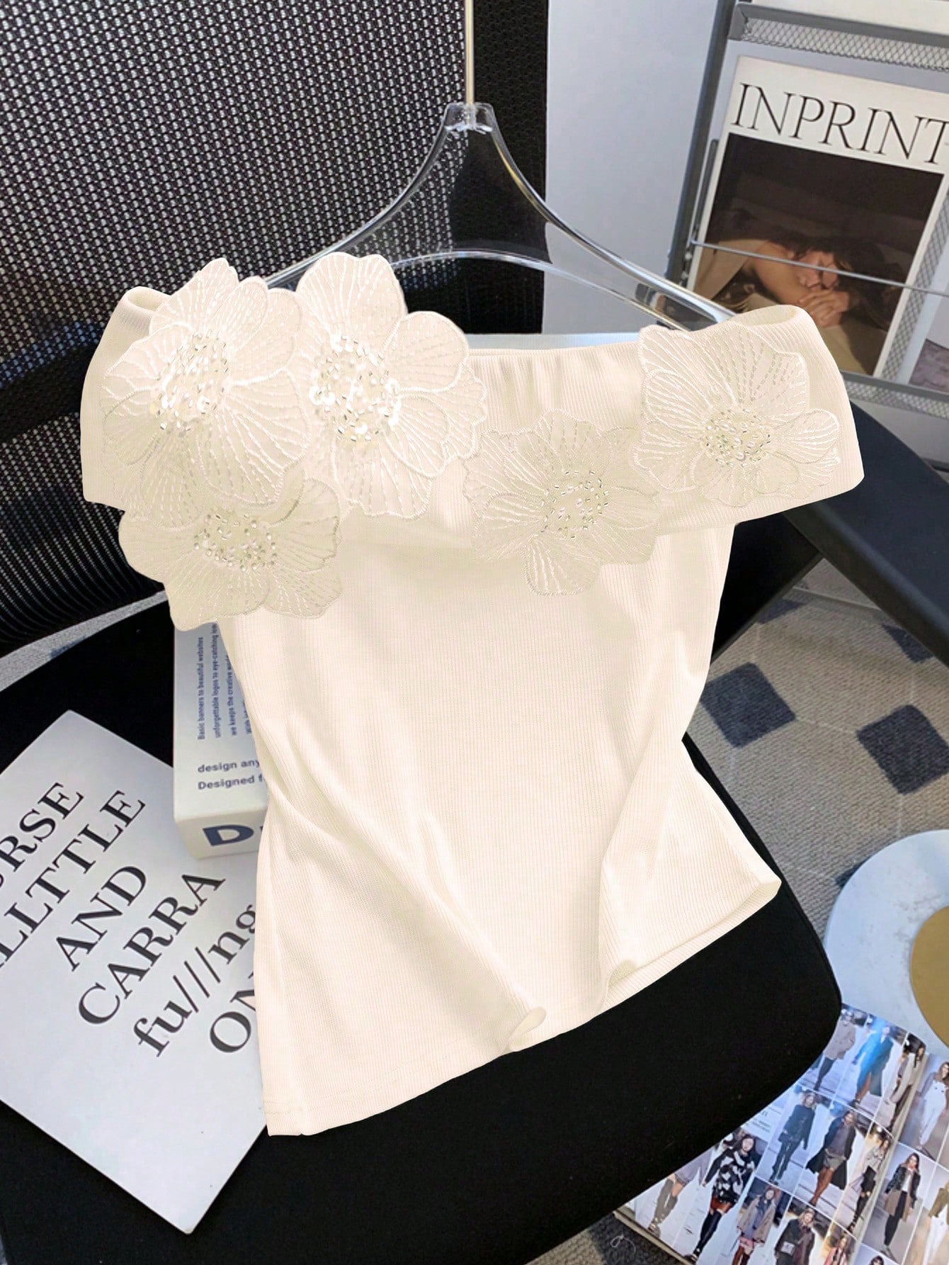 Franclia تيشيرت نسائي ضيق محبوك مكشوف الكتفين بطبع...