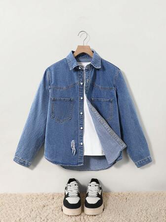 Unisex casual vintage klassiek katoenen denim overhemd voor tienerjongens, overhemd met lange mouwen van katoenen denim. Omslagkraag, drukknopen aan de voorkant, open borstzakken en schouderpas. Afhangende schouders, licht en zacht.