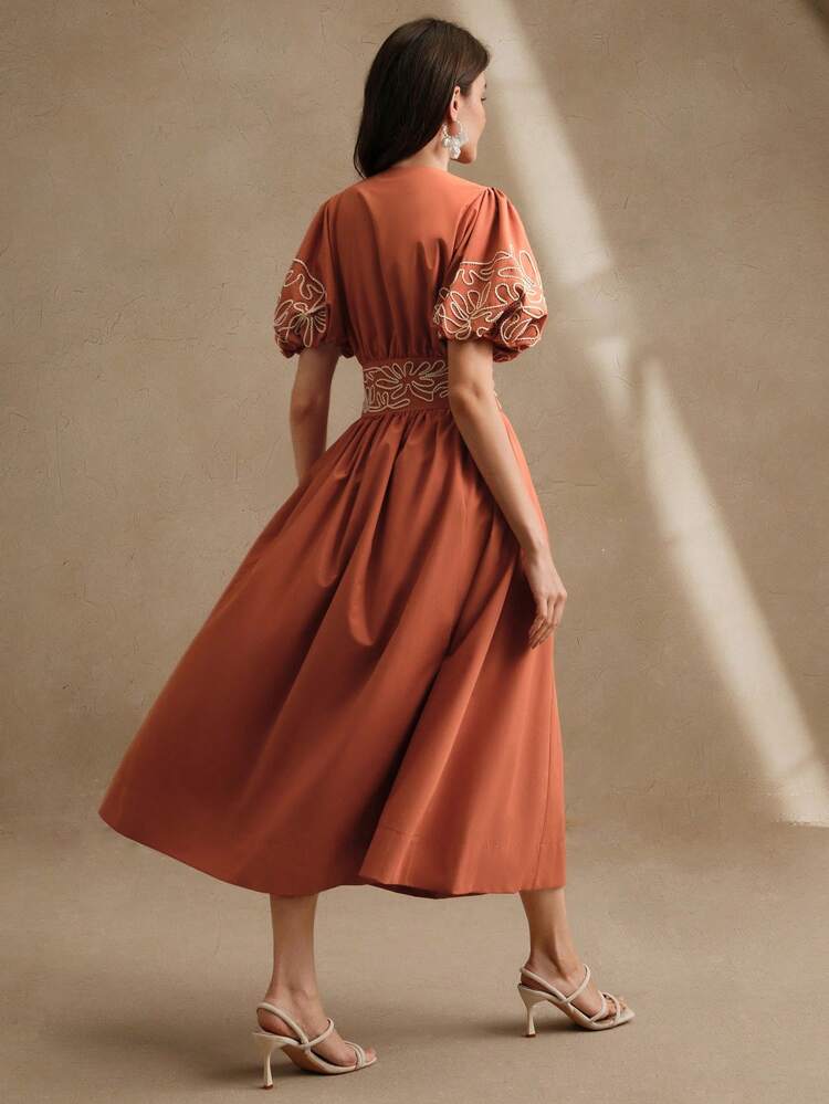 Robe élégante pour femmes avec manches lanternes, col en V et bloc de couleurs brodés. Parfaite pour le printemps, l'été, les festivals et les invités de mariage