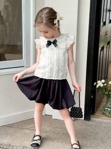 年轻女孩两件套：荷叶边领休闲梭织衬衫和花朵短裤 - 黑與白 - 查看 3