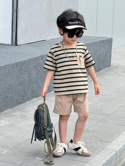 SHEIN 2 件套年轻男童休闲舒适百搭条纹印花撞色口袋圆领短袖 T 恤和纯色短裤套装