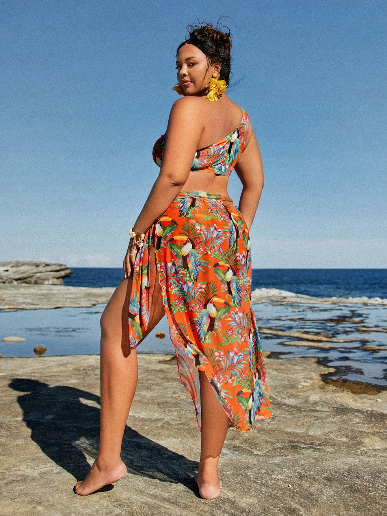 Travachic Conjunto de Maiô Bikini com 3 Peças, Decote Halter, Estampa de Papagaio e Planta Tropical, para Tamanhos Plus Size - Laranja Queimado - Visão 2
