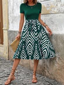 SHEIN Clasi Đầm Maxi Cổ Tròn In Hình Răng Cưa Có Thắt Lưng Cho Nữ (Cắt Hoa Ngẫu Nhiên) Trang Phục Nữ - Màu xanh lá cây đậm - Xem 6