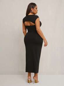 SHEIN SXY Robe midi moulante avec dos nu et décolleté en V élégante et sexy pour femmes grandes tailles. Convient pour la saison des mariages, les carnavals romantiques, les vacances, les déplacements, la remise des diplômes, les rendez-vous, la Saint-Valentin, la croisière, les enterrements de vie de jeune fille, les soirées en club, décontractée, pour le shopping, la sortie, facile à assortir et affinante. Met en valeur la silhouette.
