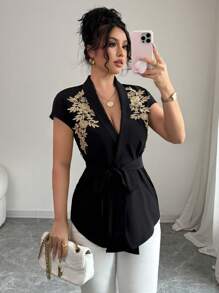 Calvaya Elegante e versatile blusa nera da donna a maniche corte con arricciatura frontale, retro lungo, con rifinizione in pizzo dorato e tessuto non elastico