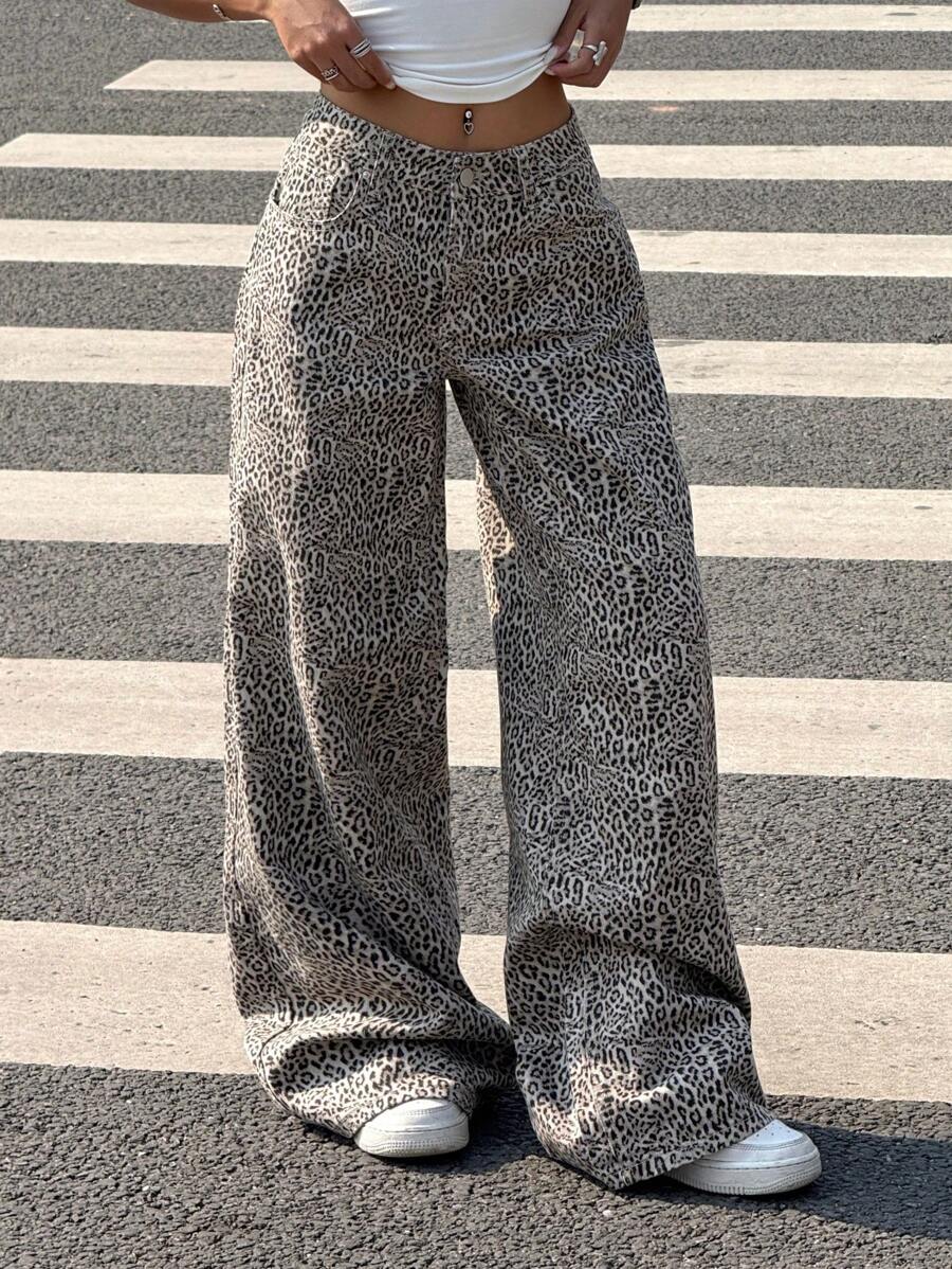 SHEIN EZwear Calça Denim Casual Feminina de Perna Larga com Bolsos e Estampa de Onça - Lavagem Média - Visão 1