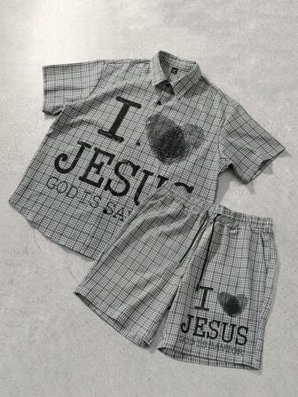 Manfinity Chillmode Conjunto de 2 piezas de Manfinity Streetrush para hombre, compuesto por una camisa de manga corta con botones delanteros y estampado de letras, y un short, un conjunto casual de dos piezas para hombres