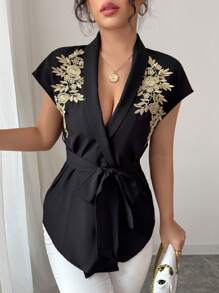 Calvaya Elegante e versatile blusa nera da donna a maniche corte con arricciatura frontale, retro lungo, con rifinizione in pizzo dorato e tessuto non elastico