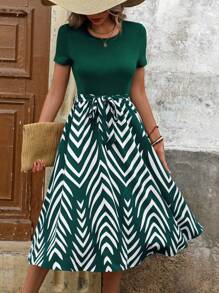 SHEIN Clasi Đầm Maxi Cổ Tròn In Hình Răng Cưa Có Thắt Lưng Cho Nữ (Cắt Hoa Ngẫu Nhiên) Trang Phục Nữ - Màu xanh lá cây đậm - Xem 4