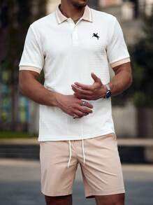 Manfinity RelaxMax Conjunto de camisa polo de manga corta casual con bordado y ribete de contraste, y shorts de un solo color para hombre