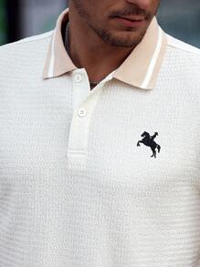 Manfinity RelaxMax Conjunto de camisa polo de manga corta casual con bordado y ribete de contraste, y shorts de un solo color para hombre