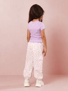 SUMWON Conjunto de conjunto de verano para niñas jóvenes con camiseta acanalada dulce "Amour Paris" y pantalón de carga floral, atuendo para tiempo libre y juego a juego