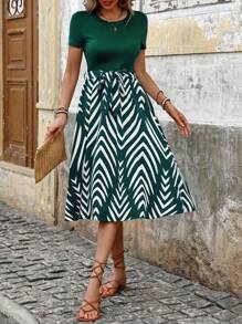 SHEIN Clasi Đầm Maxi Cổ Tròn In Hình Răng Cưa Có Thắt Lưng Cho Nữ (Cắt Hoa Ngẫu Nhiên) Trang Phục Nữ - Màu xanh lá cây đậm - Xem 3
