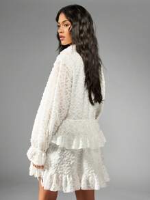 MISSGUIDED Vestido de camisa georgette texturizado bordado com bainha de babados em camadas - Branco - Ver 2