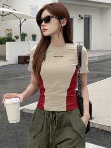 DAZY Camiseta casual de verano para mujer con cuello redondo, estampado de letras y diseño de bloques de color, top estilo universitario - Albaricoque - Ver 6