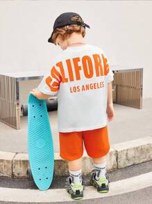 SHEIN Set de 2 piezas de ropa informal deportiva para niño/niña, estilo urbano con estampado de letras, que incluye una camiseta holgada de punto de cuello redondo y unos pantalones cortos de cintura elástica, apta para usar en primavera/verano tanto en casa como al aire libre