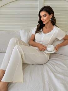 SHEIN Ensemble de pyjamas courts à manches courtes pour femmes, en tricot casual, avec empiècement en dentelle brodée sur le devant, col en V, liseret côtelé et bord volantéà volant - Nude - Voir 6