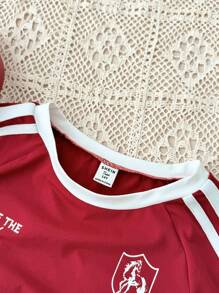 Camiseta de cuello redondo ajustada roja con borde de contraste, atuendo de baile callejero, camiseta con estampado de insignia y letras de
