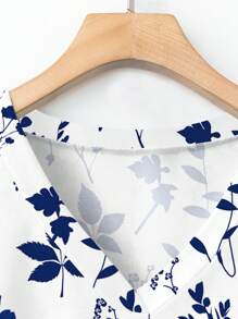 EMERY ROSE Versatile Vacation Style Blue & White Ditsy Floral Pattern Crew Neck Chest Pocket Plus Size T-Shirt, Casual & Simple, Suitable For Summer