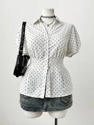 Sunspun เสื้อแขนสั้นพิมพ์จุดลายแบบมินิมอลสบายๆ เสื้อบ่าที่มีความเป็นหญิงสาวอเนกประสงค์