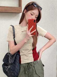 DAZY Camiseta casual de verano para mujer con cuello redondo, estampado de letras y diseño de bloques de color, top estilo universitario - Albaricoque - Ver 2