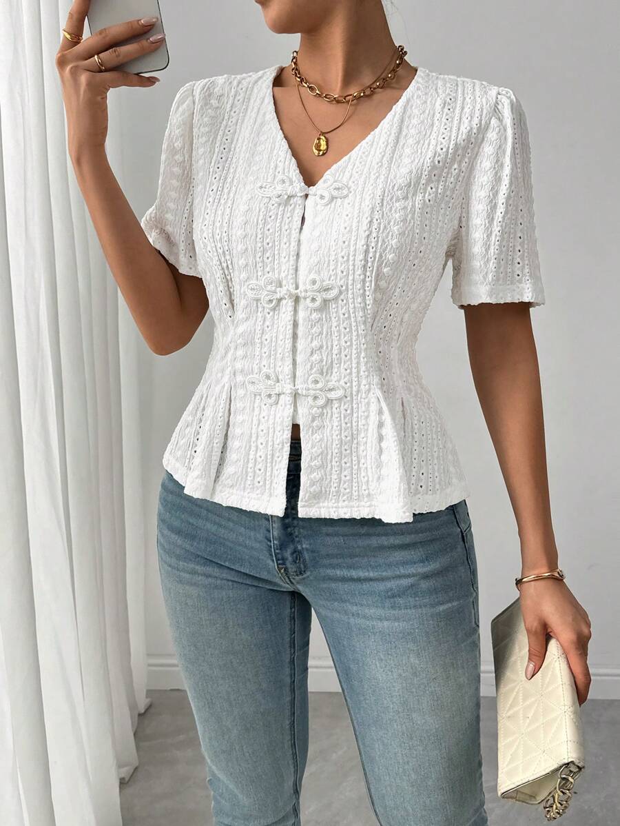 Elenzga Camiseta informal y elegante de mujer con escote en V, botones de nudo chino y decoración en la cintura, adecuada para vacaciones - Blanco - Ver 1