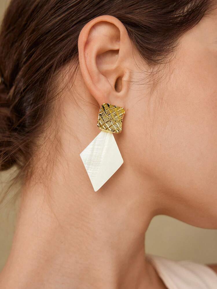 GOLDEN SEA SHELL DANGLE EARRINGS