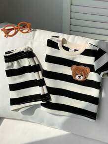 SHEIN 2 قطعة/طقم ملابس رضيع ولد/بنت زي متكاسل بقميص بأكمام قصيرة مطبوع به دبة مخطط والشورت المطابق،مريح ومناسب للارتداء اليومي،الرياضة،النزهات،المدرسة،الحفلات،العطلات،تصوير الصور،الربيع/الصيف