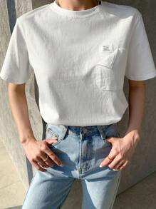 DAZY Letter Patched Pocket Front Tee
