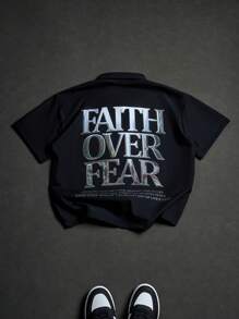 Manfinity EMRG Manfinity Streetrush Men's Street-Style Sports Shirt Featuring An INS-Inspired High-Street Metallic "FAITH OVER FEAR" Slogan Printed On The Back. It Has A Loose Fit With A Zipper Closure On The Front, Making It A Stylish Black Short-Sleeve Option Perfect For Music Festivals And Everyday Wear - Black - View 7