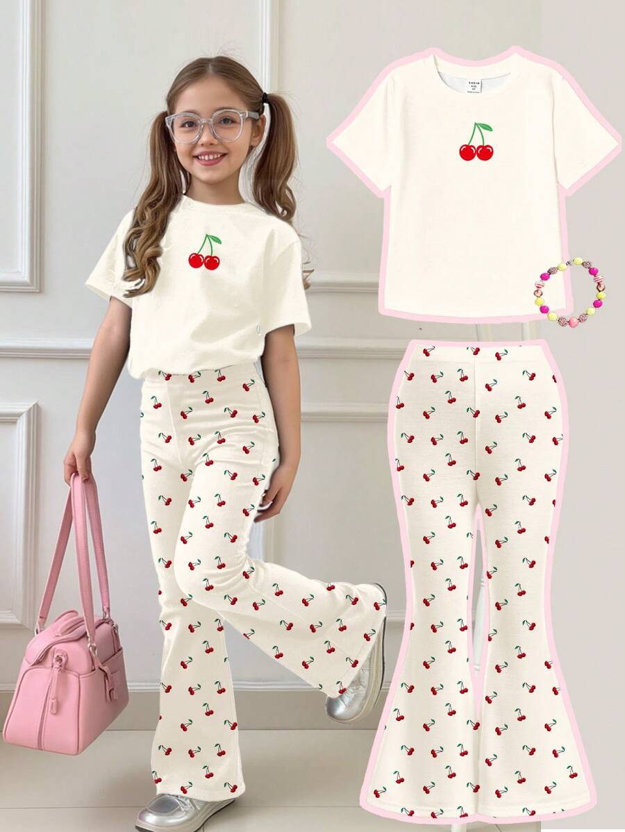 SHEIN 2 件套青少年女孩休闲宽松樱桃印花 T 恤和喇叭裤套装，适合夏季 - 彩色 - 查看 1