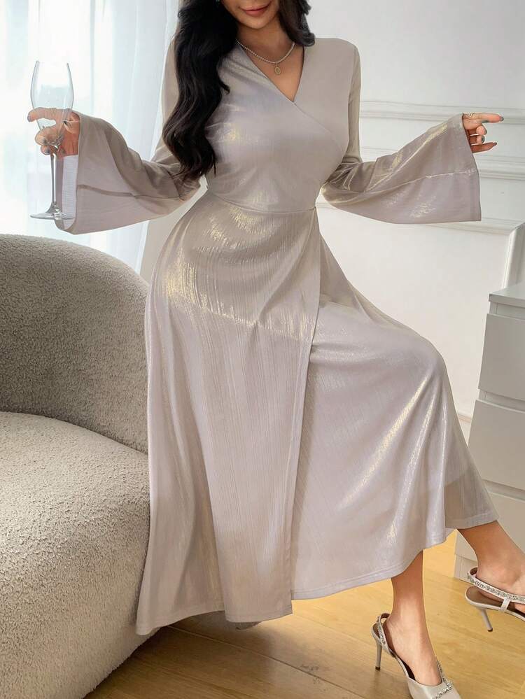 Vestido Midi Feminino com Decote em V, Cintura Franzida e Mangas Sino Brilhante